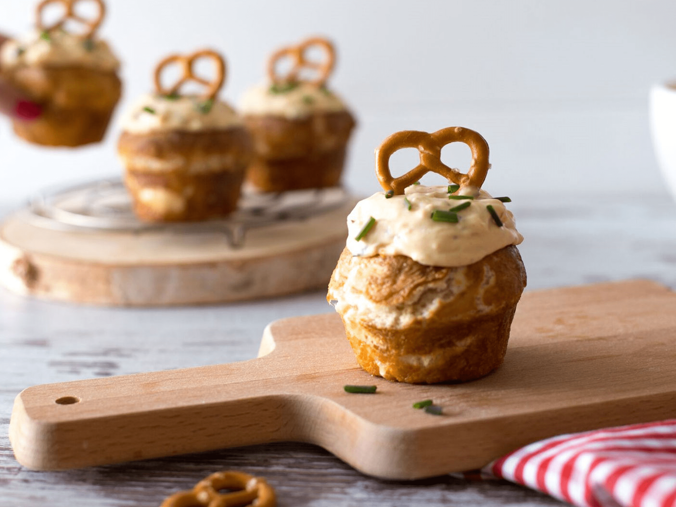 MUFFINY SEROWE Z SOSEM BESZAMELOWYM I PRECELKAMI CHRUPKIMI LAJKONIK